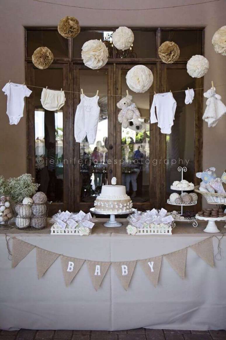 26. Aposte nos tons neutros para a decora&ccedil;&atilde;o de ch&aacute; de beb&ecirc; &ndash; Foto: Baby Shower