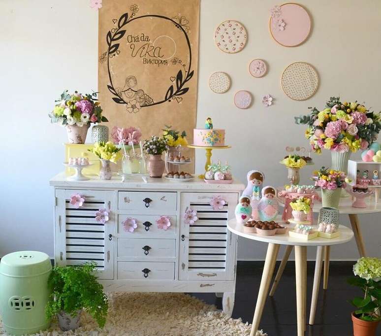 7. J&aacute; pensou em fazer uma ch&aacute; de beb&ecirc; com decora&ccedil;&atilde;o de matrioska? Fica uma gra&ccedil;a! &ndash; Foto: Cereja Studio de Festas