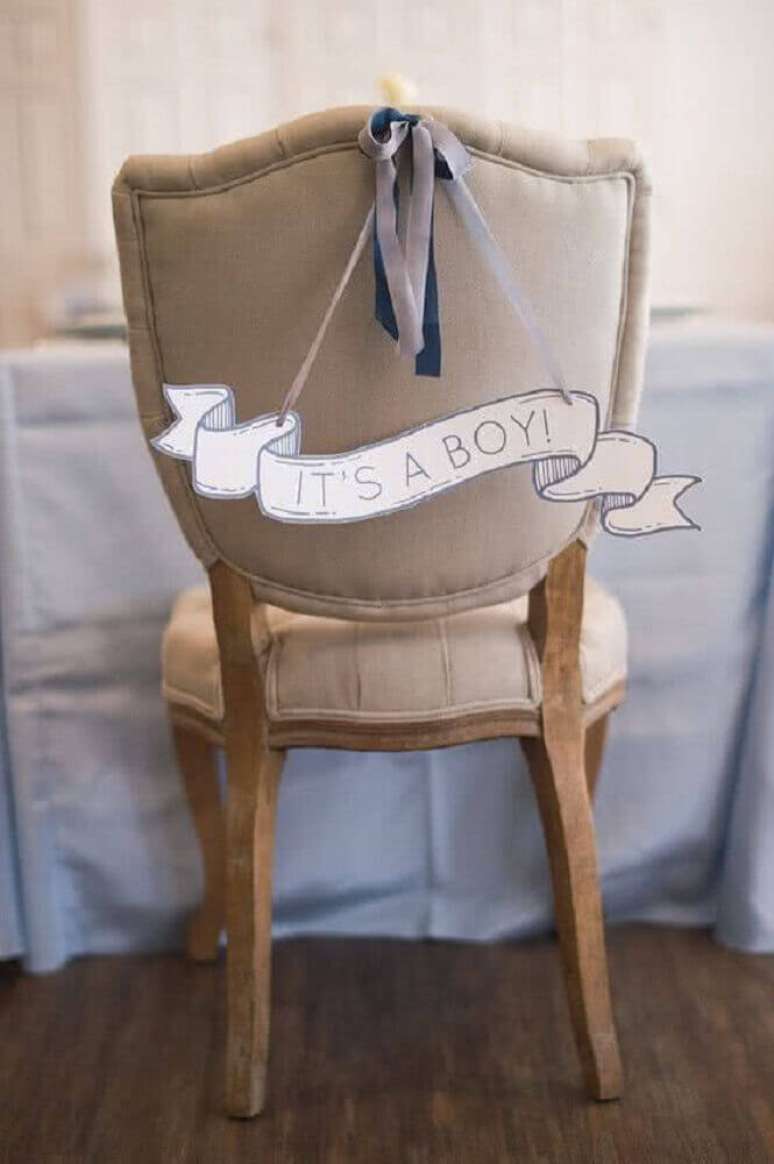 29. J&aacute; pensou em decorar as cadeiras do ch&aacute; de beb&ecirc;? Tamb&eacute;m fica muito legal &ndash; Foto: 100 Layer Cakelet