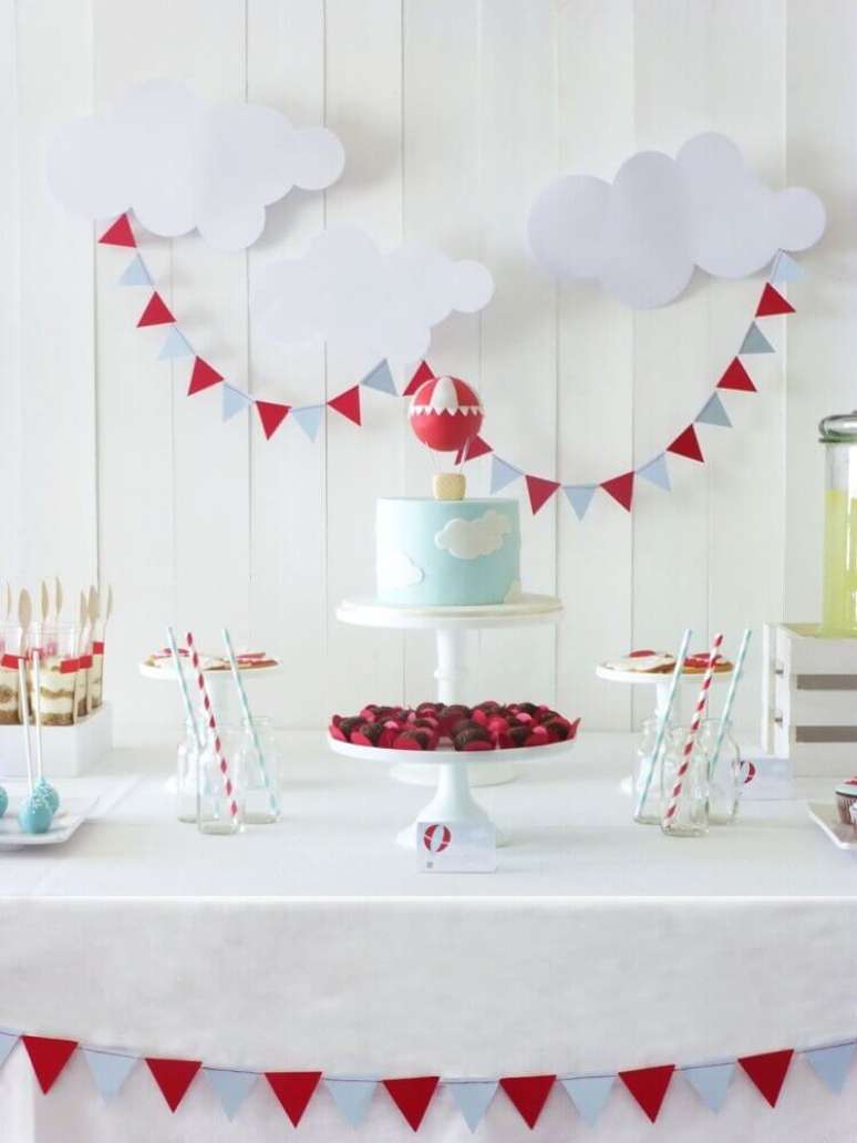 30. Os temas neutros s&atilde;o &oacute;timos para a decora&ccedil;&atilde;o de ch&aacute; de beb&ecirc;! &ndash; Foto: Mami e Mais