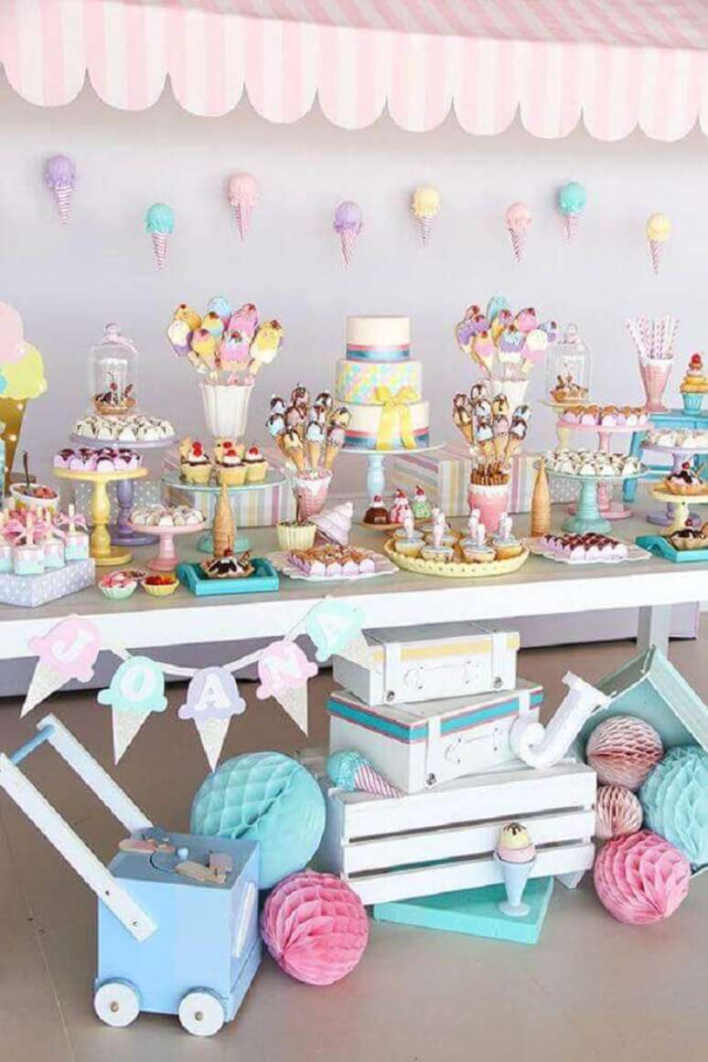 31. Decora&ccedil;&atilde;o colorida para ch&aacute; de beb&ecirc; com tema sorvete &ndash; Foto: The Holk