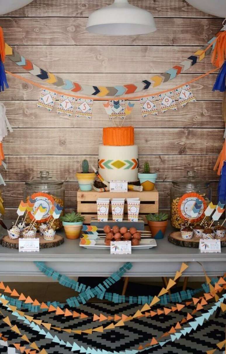 33. Invista em uma mesa colorida e cheia de guloseimas na sua decora&ccedil;&atilde;o de ch&aacute; de beb&ecirc;, assim voc&ecirc; vai atrair os convidados &ndash; Foto: Kelly&rsquo;s Art & Frame