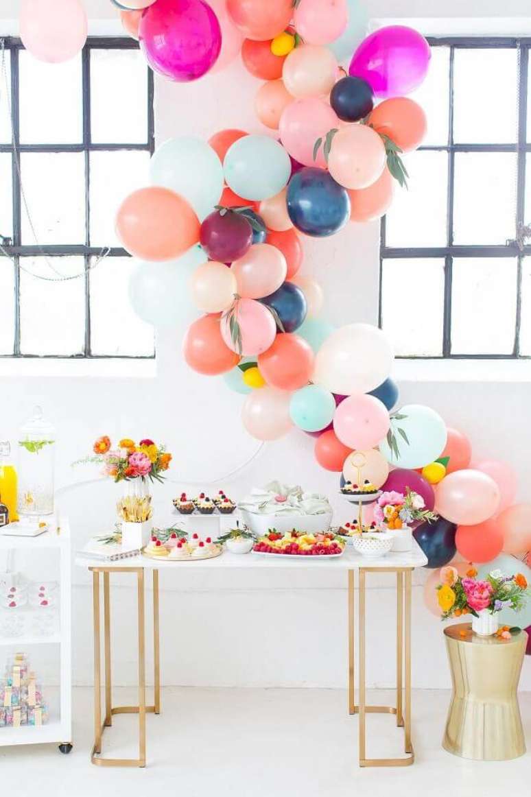 4. Linda decora&ccedil;&atilde;o de ch&aacute; de beb&ecirc; com arranjos de flores e muitos bal&otilde;es coloridos &ndash; Foto: Sugar & Cloth