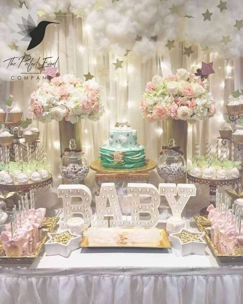 35. Decora&ccedil;&atilde;o de ch&aacute; de beb&ecirc; sofisticada &ndash; Foto: Home Cake