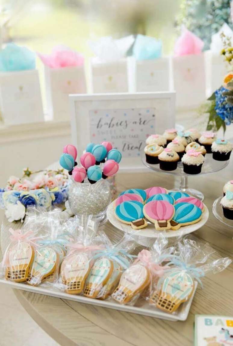 38. Docinhos confeitados deixam a decora&ccedil;&atilde;o de ch&aacute; de beb&ecirc; linda &ndash; Foto: Pinterest