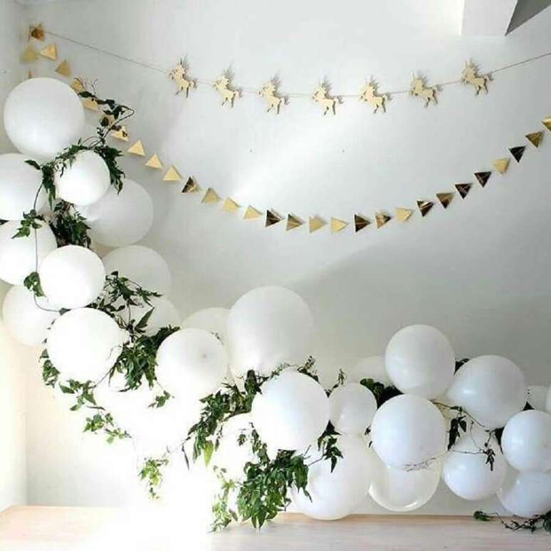 39. Pendure recortes com formatos diferentes e misture folhagens aos bal&otilde;es para uma decora&ccedil;&atilde;o de ch&aacute; de beb&ecirc; diferente &ndash; Foto: Allegro