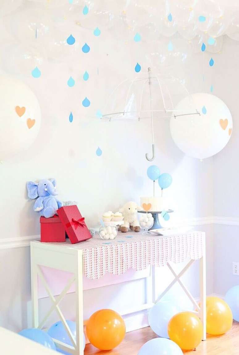 40. Decora&ccedil;&atilde;o de ch&aacute; de beb&ecirc; bem clean com varal de gostas de chuva e bolas e guarda-chuva transparente &ndash; Foto: The Celebration Shoppe