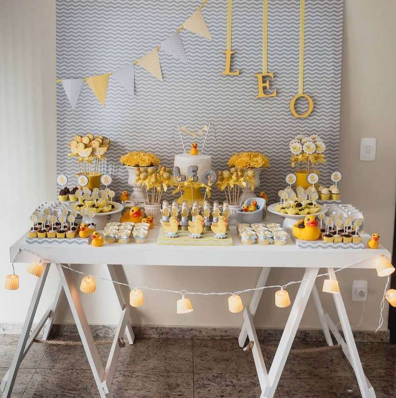42. A decora&ccedil;&atilde;o de ch&aacute; de beb&ecirc; com tema de patinhos sai do convencional e &eacute; super linda! &ndash; Foto: Knanda Artes