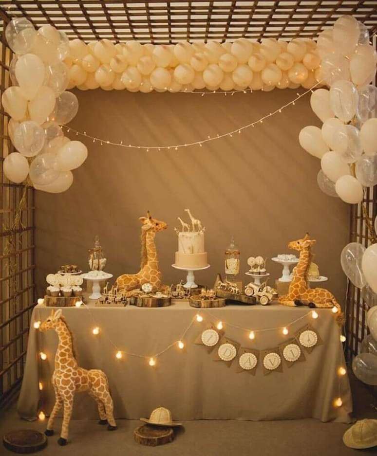 43. Capriche nos bal&otilde;es e luzes, para chamar a aten&ccedil;&atilde;o dos convidados para a mesa da sua decora&ccedil;&atilde;o de ch&aacute; de beb&ecirc; &ndash; Foto: Baby Shower Ideas