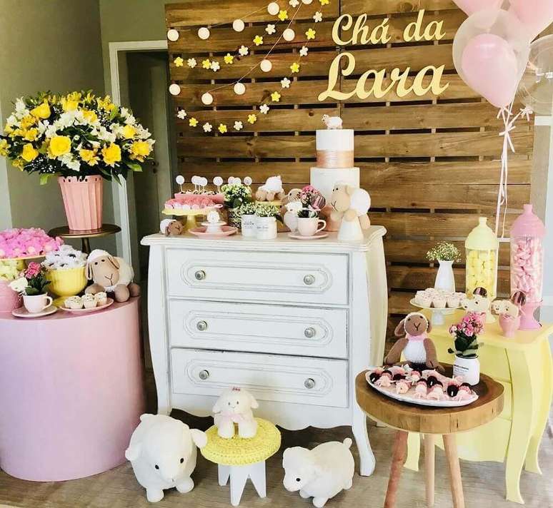 44. Decora&ccedil;&atilde;o de ch&aacute; de beb&ecirc; menina em tons de rosa e amarelo com painel de pallets &ndash; Foto: Dimow Decora&ccedil;&otilde;es