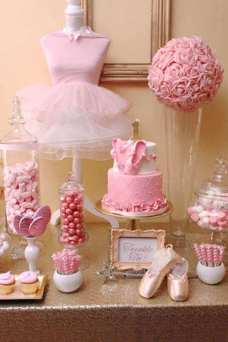 8. Decora&ccedil;&atilde;o delicada para ch&aacute; de beb&ecirc; menina com tema bailarina &ndash; Foto: Catch My Party