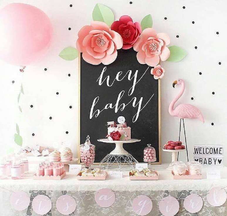 48. Linda decora&ccedil;&atilde;o de ch&aacute; de beb&ecirc; menina com tema flamingos &ndash; Foto: Cl&eacute;ybaby