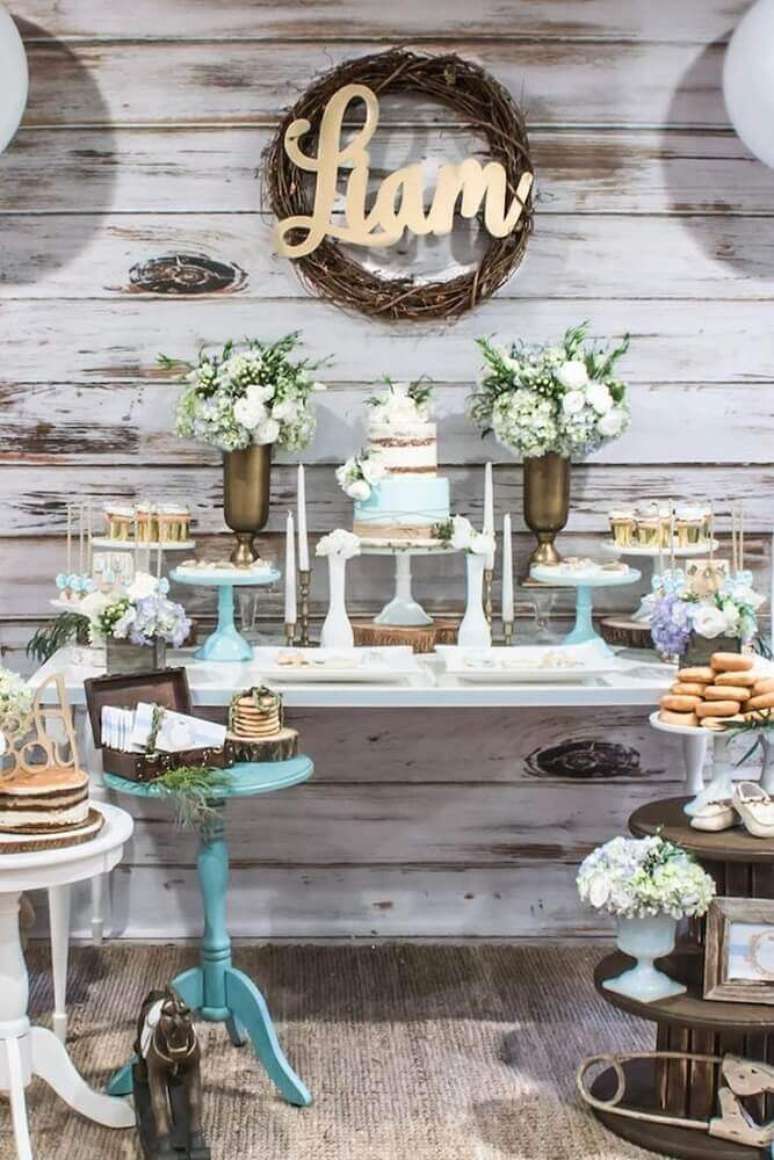 52. Decora&ccedil;&atilde;o de mesa de ch&aacute; de beb&ecirc; com estilo r&uacute;stico &ndash; Foto: The Holk