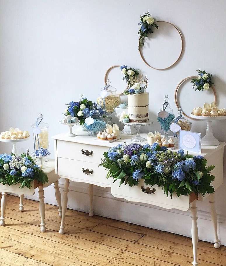 53. Arranjos de flores s&atilde;o perfeitos para dar um toque delicado e muito charmoso para a decora&ccedil;&atilde;o de ch&aacute; de beb&ecirc; &ndash; Foto: Buffets by Design