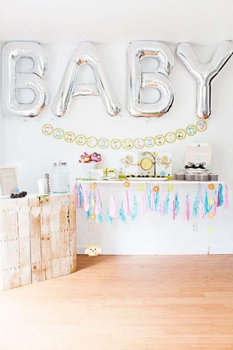 54. Decora&ccedil;&atilde;o simples para ch&aacute; de beb&ecirc; com bal&otilde;es em formatos de letra &ndash; Foto: Baby Shower Ideas