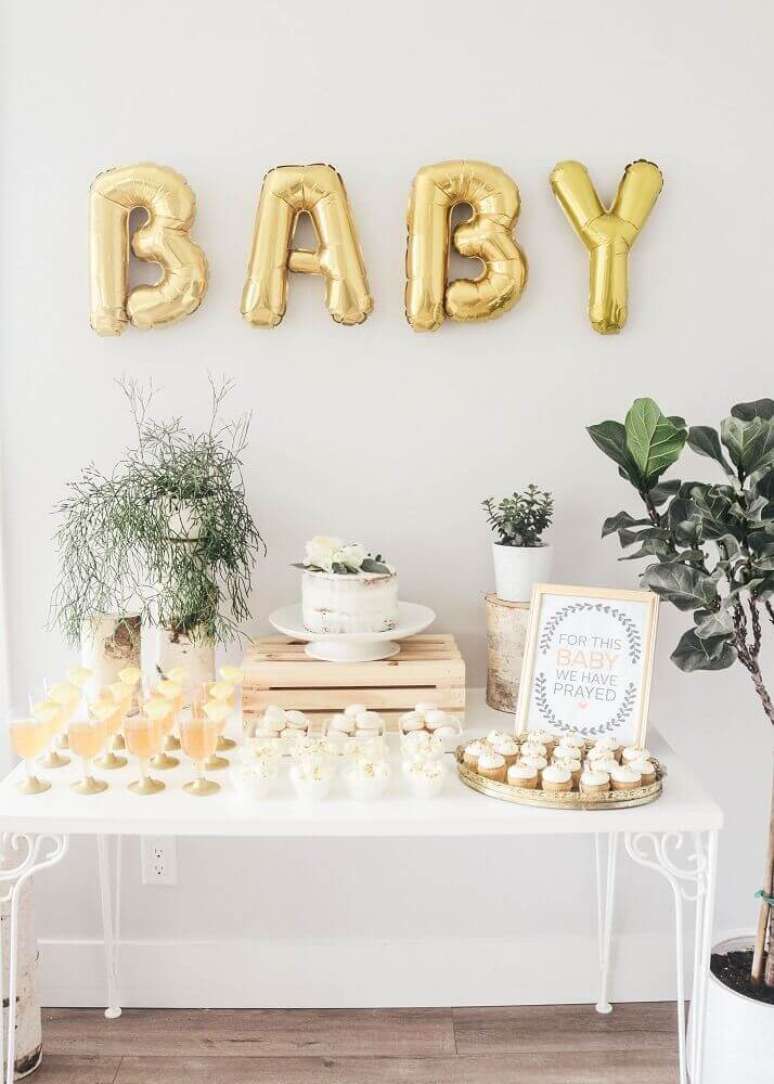 56. Decora&ccedil;&atilde;o simples para ch&aacute; de beb&ecirc; com plantas e bal&otilde;es em formatos de letra &ndash; Foto: Pinterest