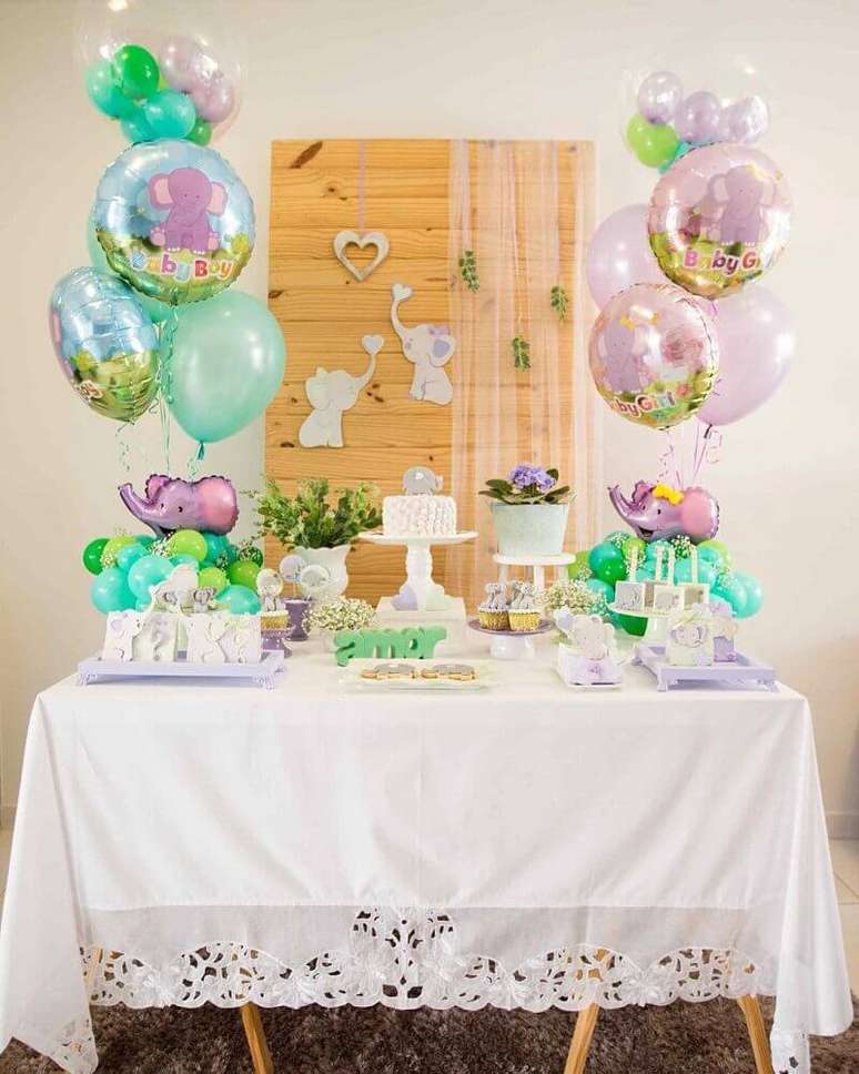 57. Os bal&otilde;es estampados tamb&eacute;m d&atilde;o um toque especial para a decora&ccedil;&atilde;o de ch&aacute; de beb&ecirc; &ndash; Foto: Daiane Dem&eacute;zio