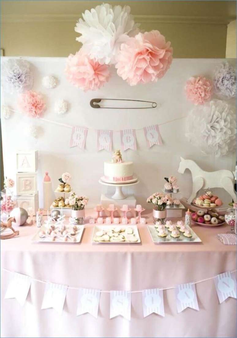 60. O grande alfinete na decora&ccedil;&atilde;o de ch&aacute; de beb&ecirc; deu um ar divertido para mesa de ch&aacute; de beb&ecirc; decorada &ndash; Foto: The Strugglers