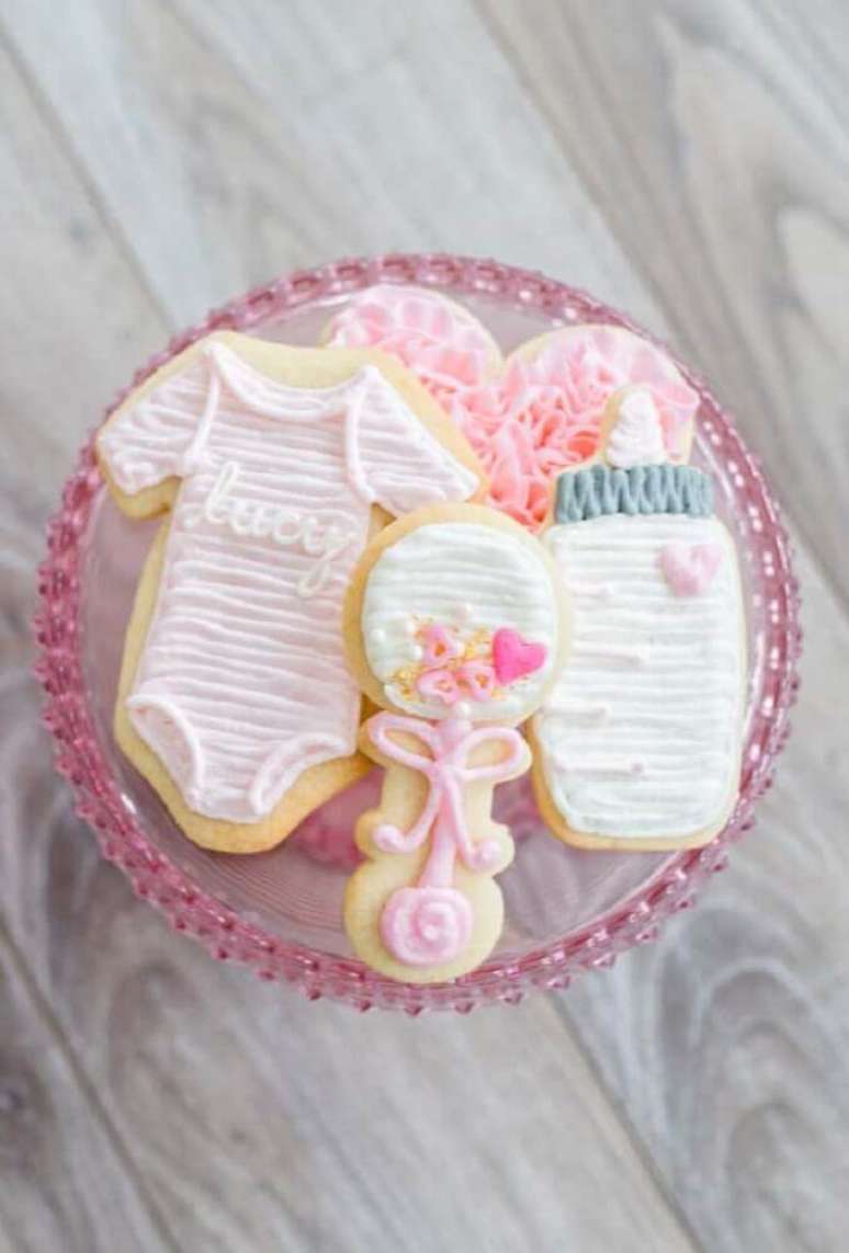 63. Os docinhos tamb&eacute;m podem ser especialmente feitos para fazer parte da decora&ccedil;&atilde;o de ch&aacute; de beb&ecirc; &ndash; Foto: Pinterest