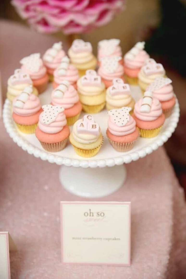 64. Cupcakes deixam a decora&ccedil;&atilde;o de ch&aacute; de beb&ecirc; linda e s&atilde;o lembrancinhas deliciosas &ndash; Foto: The Little Umbrella