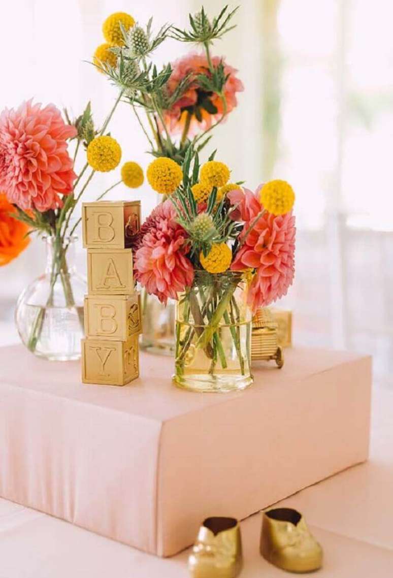 67. Arranjos de flor levam delicadeza para a decora&ccedil;&atilde;o de ch&aacute; de beb&ecirc; &ndash; Foto: Pinterest