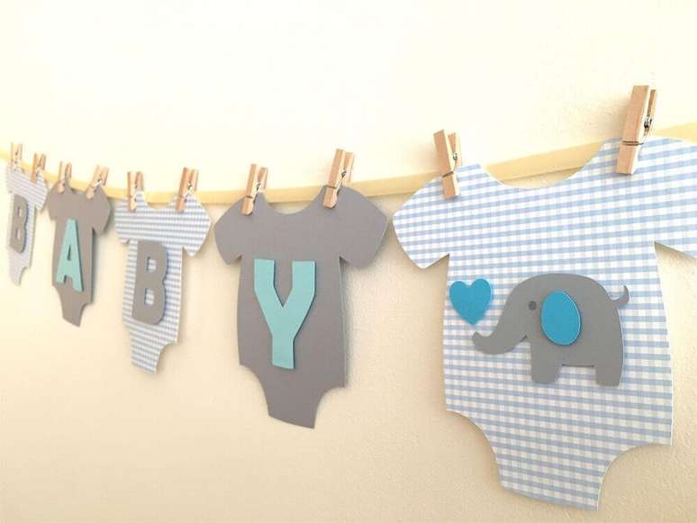 69. Um varal com &ldquo;roupinhas&rdquo; penduradas pode ser feito com material emborrachado, como EVA, para a decora&ccedil;&atilde;o de ch&aacute; de beb&ecirc; &ndash; Foto: Smile Love