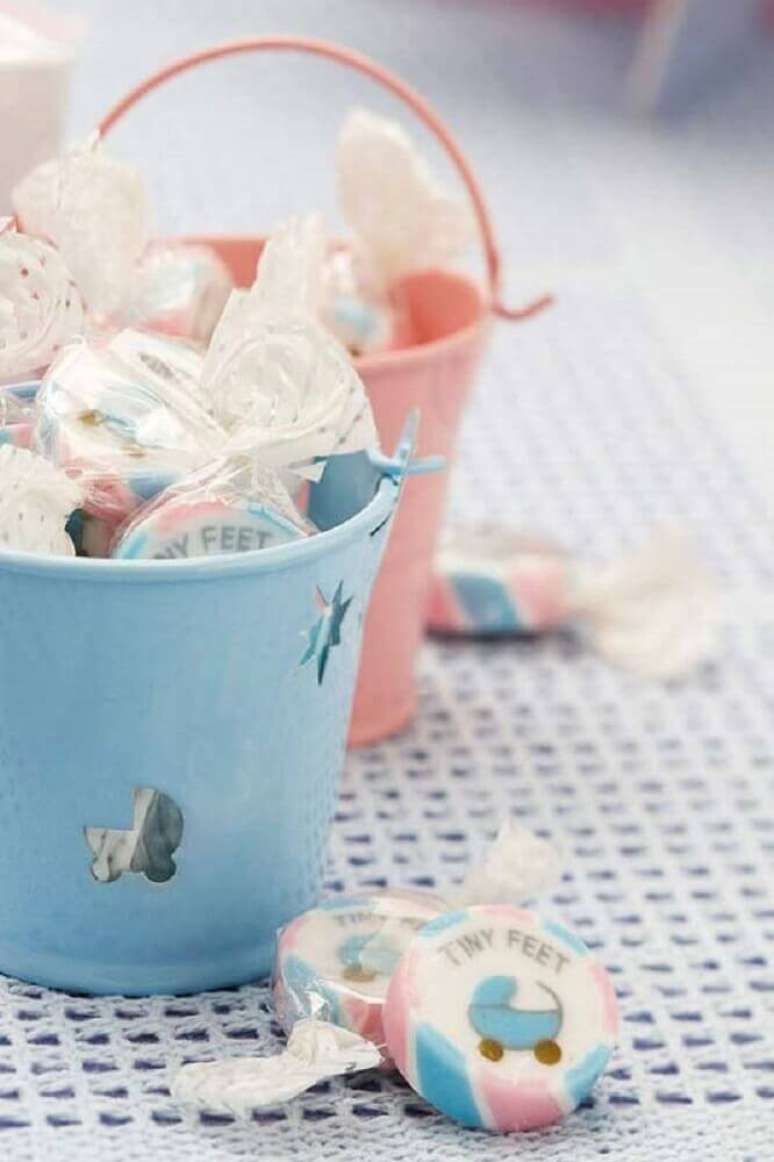 74. Coloque as lembrancinhas de ch&aacute; de beb&ecirc; em recipientes que podem fazer parte da decora&ccedil;&atilde;o da festa &ndash; Foto: The Holk