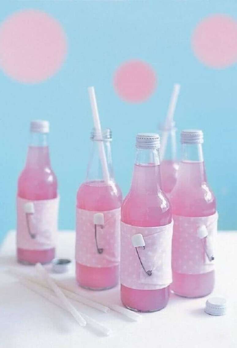75. A bebidas tamb&eacute;m podem receber um toque especial para entrar no clima da decora&ccedil;&atilde;o de ch&aacute; de beb&ecirc; &ndash; Foto: 321Achei