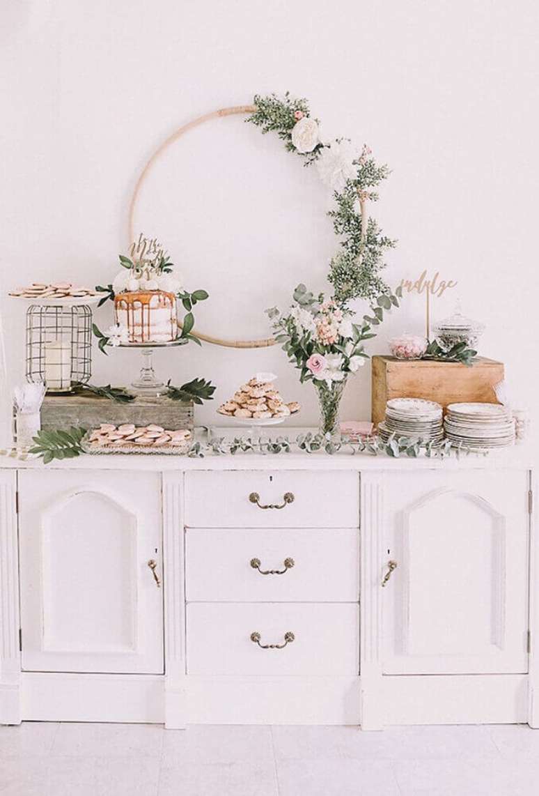 80. Linda decora&ccedil;&atilde;o de ch&aacute; de beb&ecirc; com estilo r&uacute;stico feita com arranjos de flores e detalhes bem delicados, perfeita para quem busca um estilo neutro &ndash; Foto: Bird of Balance