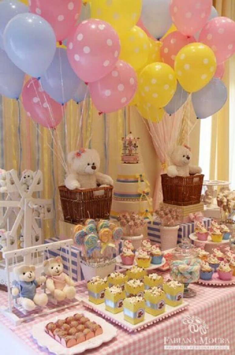 81. Mesa de ch&aacute; de beb&ecirc; decorada com ursinhos de pel&uacute;cia e bal&otilde;es coloridos &ndash; Foto: Gigi Arte e Festas