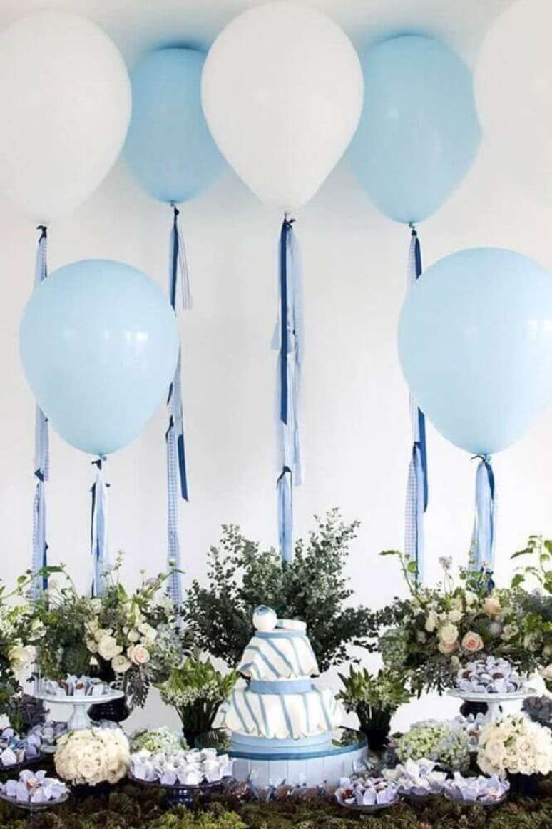 9. Decora&ccedil;&atilde;o de ch&aacute; de beb&ecirc; menino cl&aacute;ssica com tons de azul e branco e muitos arranjos de flores &ndash; Foto: Pinterest