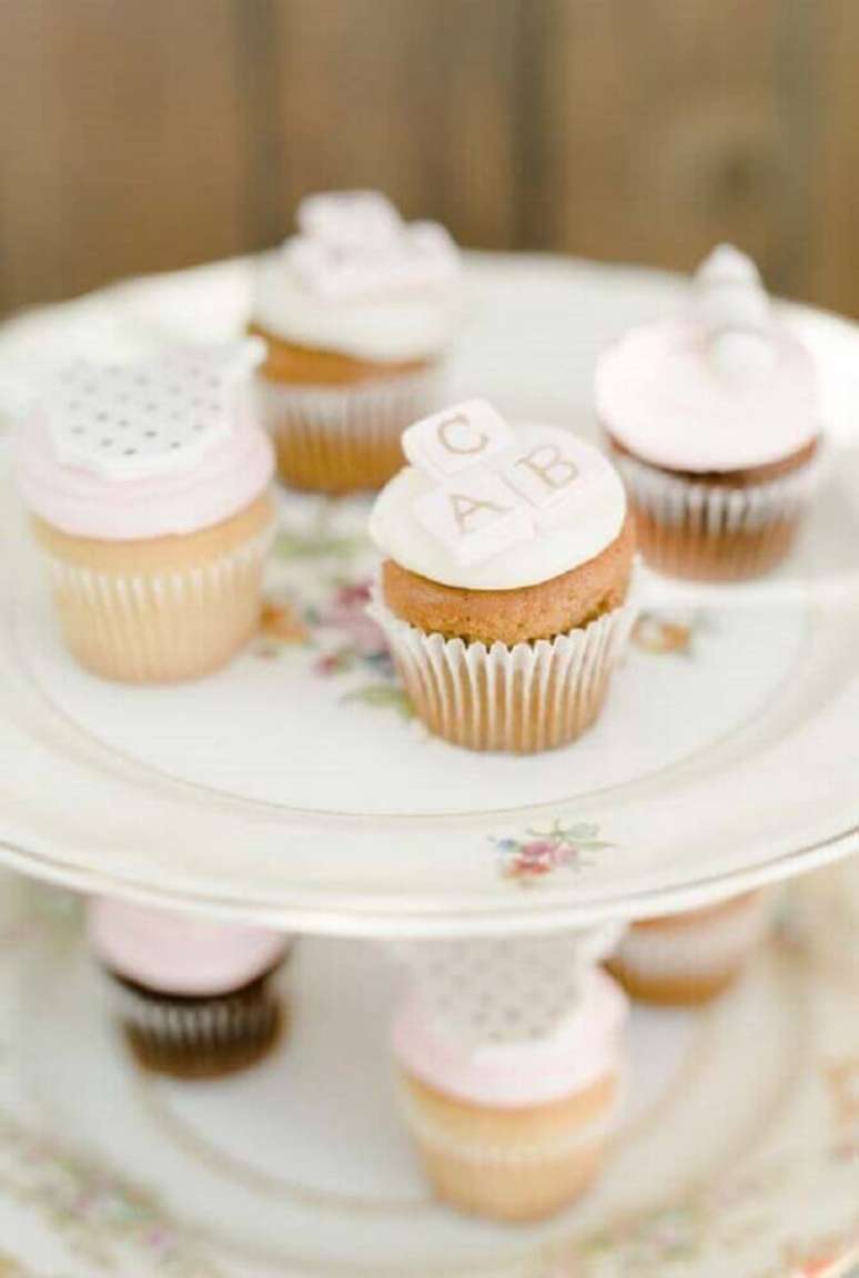 84. Os cupcakes podem seguir o tema escolhido para a decora&ccedil;&atilde;o de ch&aacute; de beb&ecirc; ou conter detalhes do universo infantil &ndash; Foto: Kara&rsquo;s Party Ideas