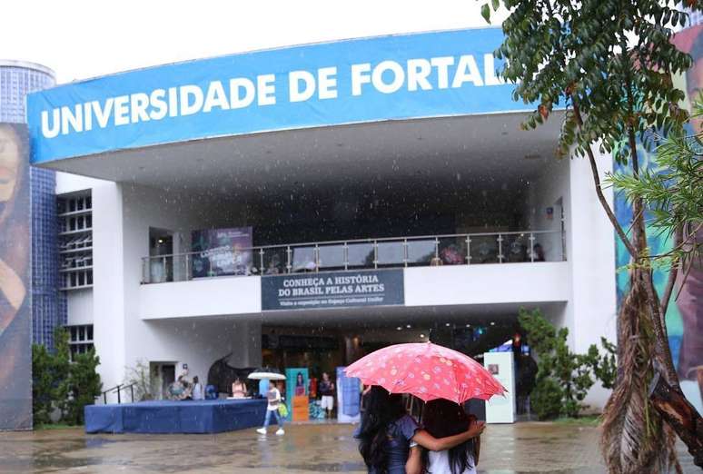 Universidade de Fortaleza teve protestos nesta sexta-feira (26)