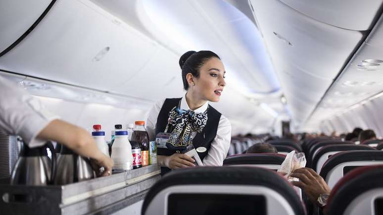 A tripula&ccedil;&atilde;o de um voo deve manter a simpatia, mesmo diante de comportamentos abusivos de passageiros