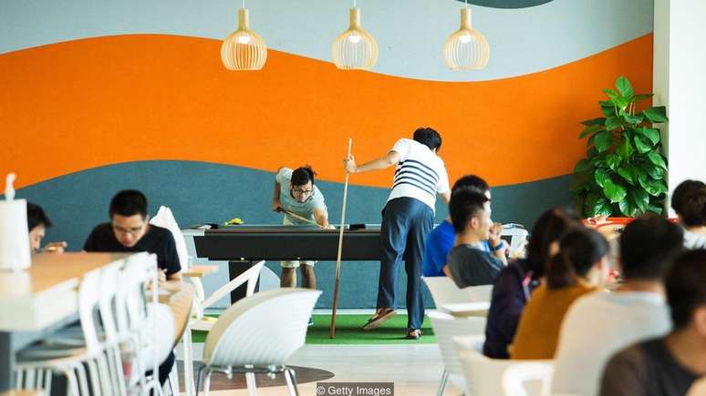 Na &uacute;ltima d&eacute;cada, muitos escrit&oacute;rios criaram espa&ccedil;os recreativos ou de descanso na tentativa de aliviar o estresse dos funcion&aacute;rios