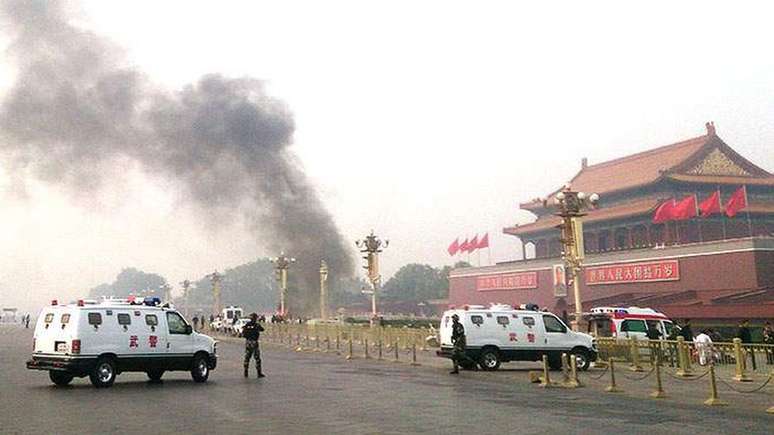 Em outubro de 2013, um ataque na pra&ccedil;a Tiananmen matou duas pessoas