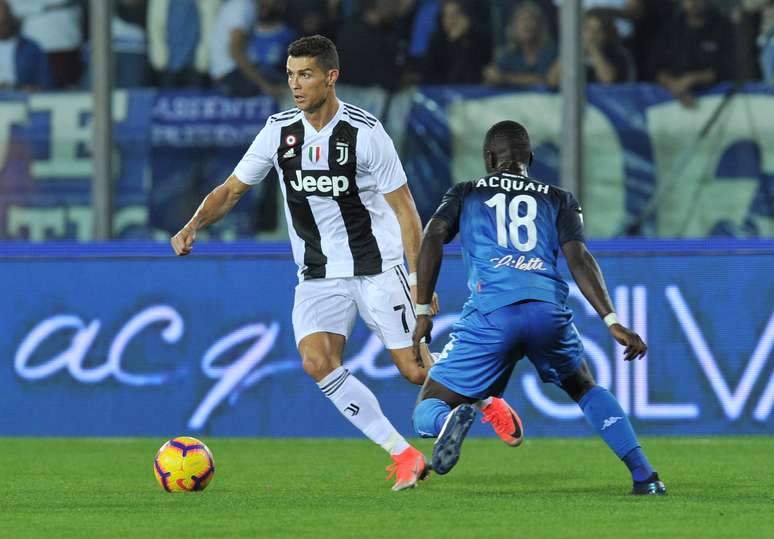 Cristiano Ronaldo conduz bola no jogo da Juventus