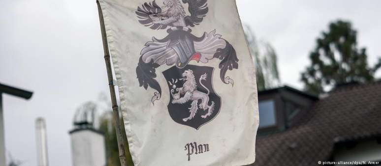 Bandeira de um "reino" diante de uma casa em Georgensgmünd, na Baviera