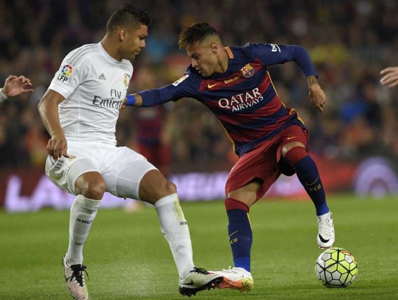 Casemiro e Neymar fizeram um bom duelo anos atrás (Foto: Luis Gene / AFP)