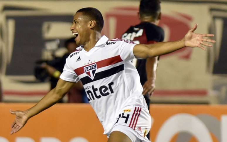 Como gol de Bruno Alves, São Paulo bate o Vitória, fora de casa, e segue vivo (Foto: WALMIR CIRNE/COOFIAV)