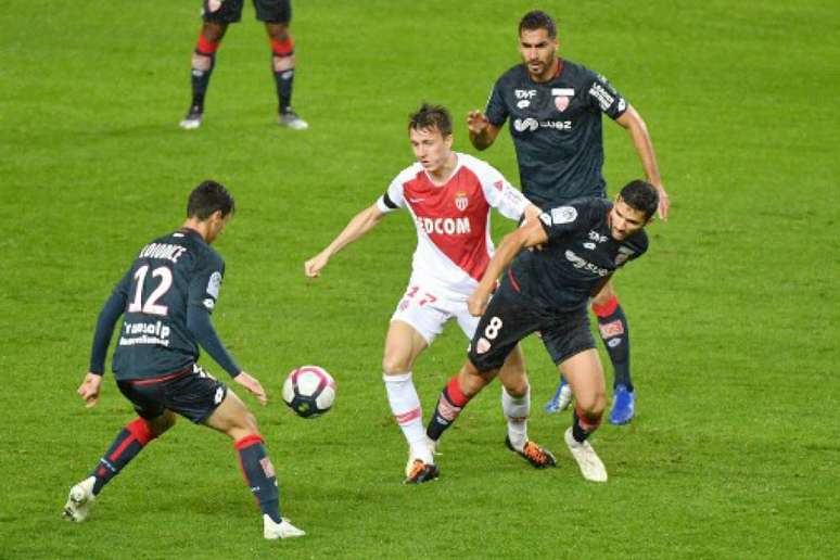 Golovin tenta levar o Monaco ao ataque (Foto: Yann Coatsaliou / AFP)