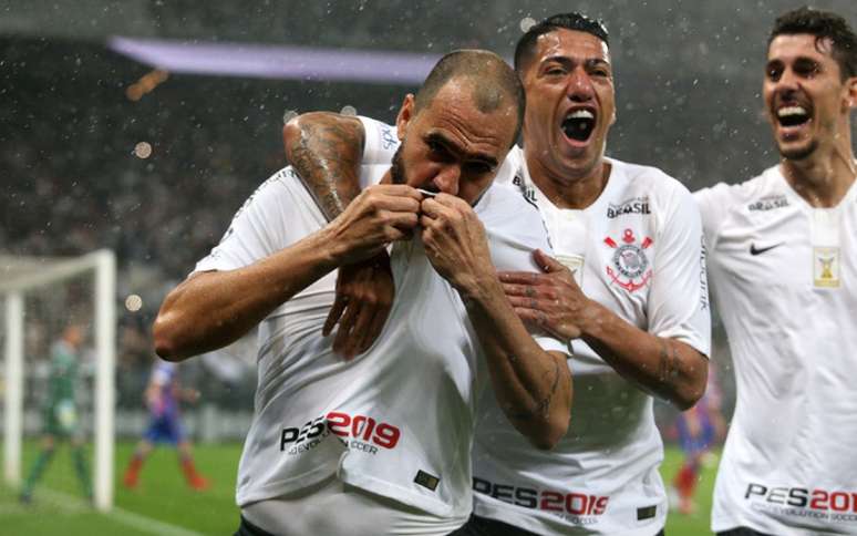 Personagem do jogo, Danilo marcou dois gols, cometeu pênalti e sai como herói (Foto: Luis Moura / WPP)