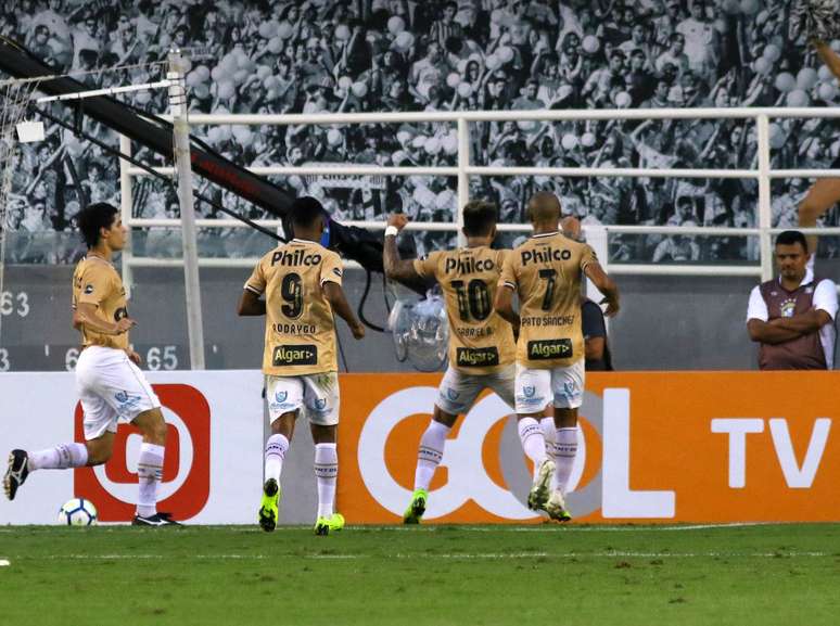 Com a vitória de 3 a 0 para cima do Fluminense, o Santos cola perto do G6 e sonha ainda mais com uma vaga na Libertadores