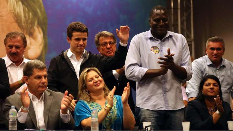 Bolsonaro impulsionou outras candidaturas, como as de Joice Hasselmann (ao centro) e Helio Fernando Lopes (em pé, batendo palmas)