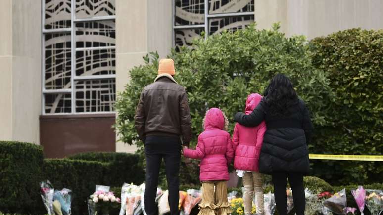 Pessoas prestam homenagem diante de sinagoga alvo de ataque no sábado, em Pittsburgh; atirador tinha histórico de declarações antissemitas