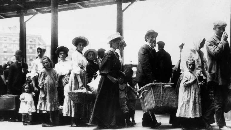 Migrantes em Ellis Island, Nova York, no início do século passado; alguns eram alvo de preconceito ao chegar aos EUA