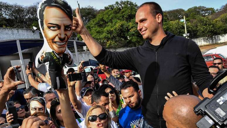 Em víde gravado em julho, mas divulgado em outubro, Eduardo Bolsonaro diz que não seria difícil fechar o Supremo