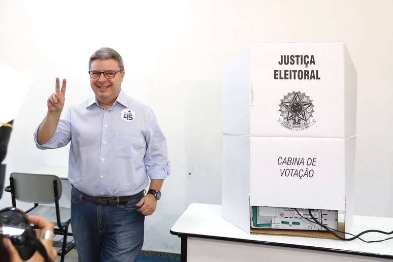 Antônio Anastasia vota em Belo Horizonte neste domingo, 28