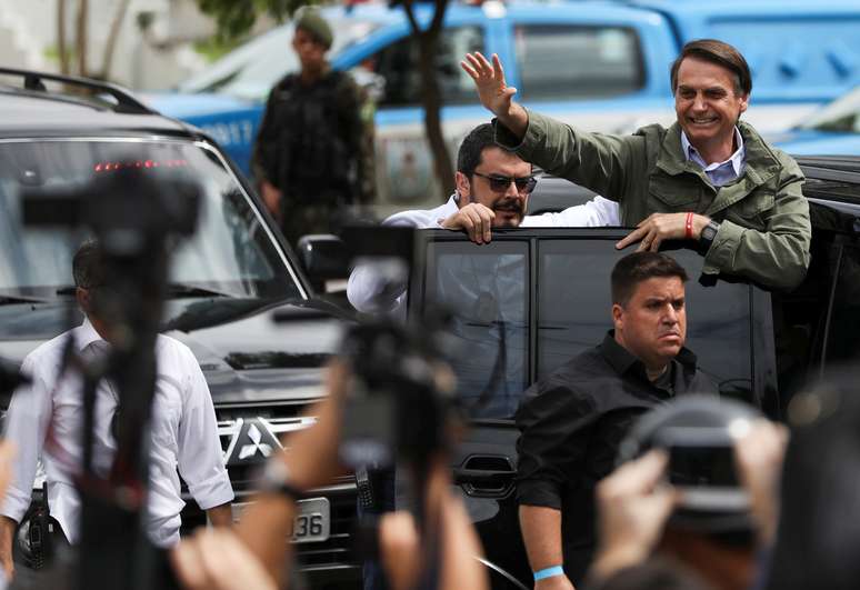 Candidato do PSL à Presidência, Jair Bolsonaro, após votar em escola de vila militar do Rio de Janeiro REUTERS/Pilar Olivares - RC15D56C6120