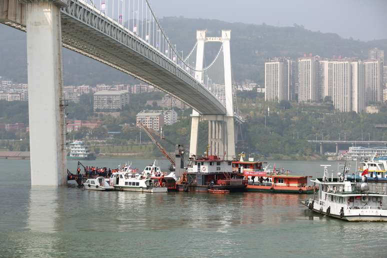 Funcionários de resgate e barcos são vistos em local de acidente em Chongqing, na China 28/10/2018 REUTERS/Stringer